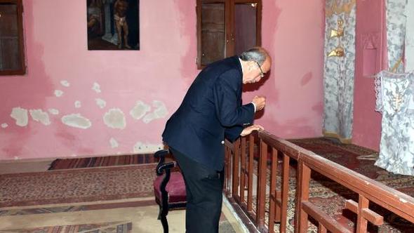 Paskalya Yortusu’nu kilisede tek başına kutladı