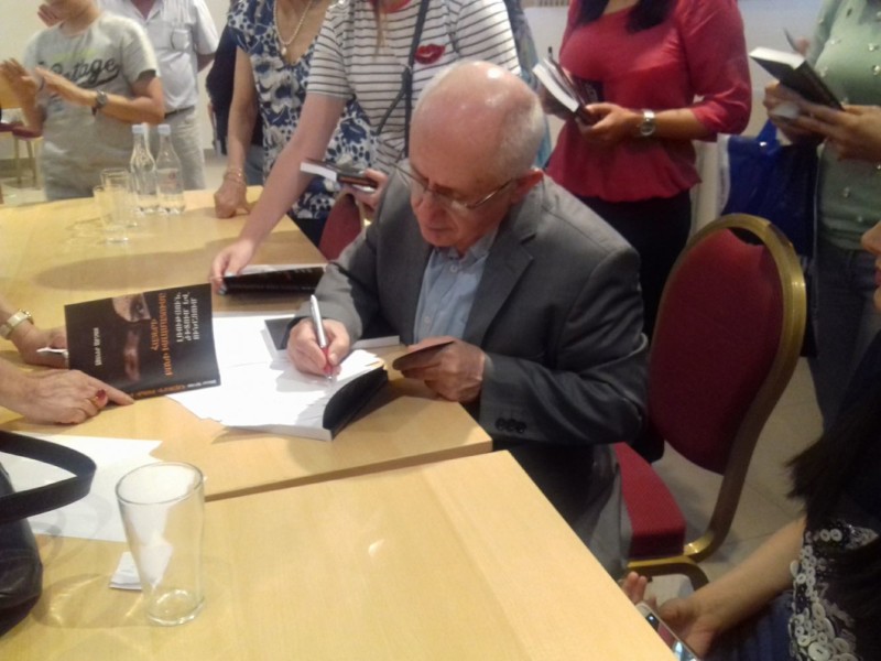 Taner Akçam Yerevan’da kitaplarını imzaladı