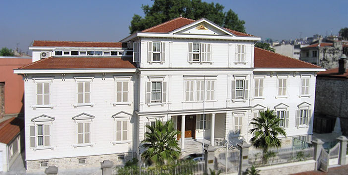 Elini taşın altına koyanlar ve taşın üstüne oturanlar
