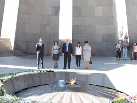 AGİT PA Başkanı Georgi Tsererteli Soykırım anıtını ziyaret etti