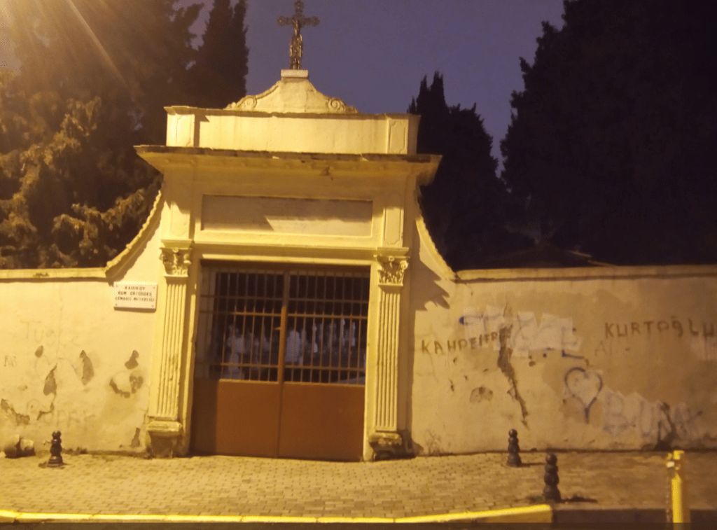 Kadıköy’deki Rum Ortodoks Mezarlığına nefret içerikli yazı