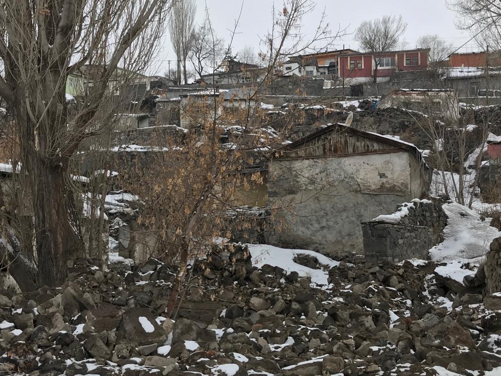 Kars’taki Çarents evi yıkıldı