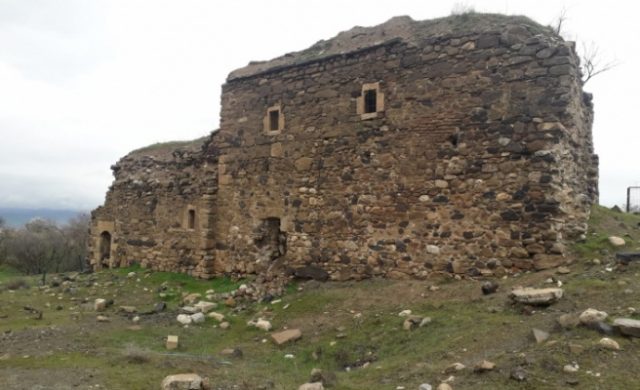 Bakımsızlığa terk edilen tarihi Surp Kevork Manastırı çöktü!
