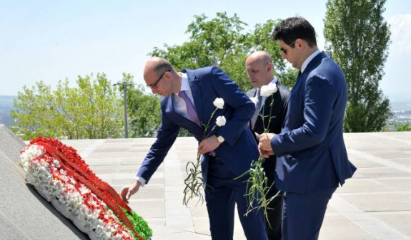 Beyaz Rusya heyeti Ermeni Soykırımı Anıt Kompleksi’ni ziyaret etti