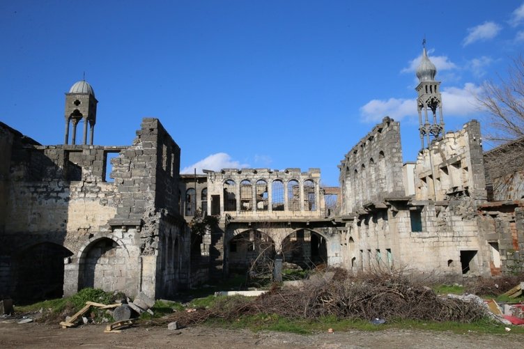 Diyarbakır hendek olaylarında zarar gören 4 kilise onarılıyor