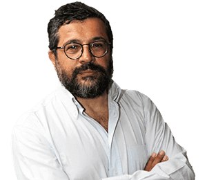 Yüzlerindeki maske