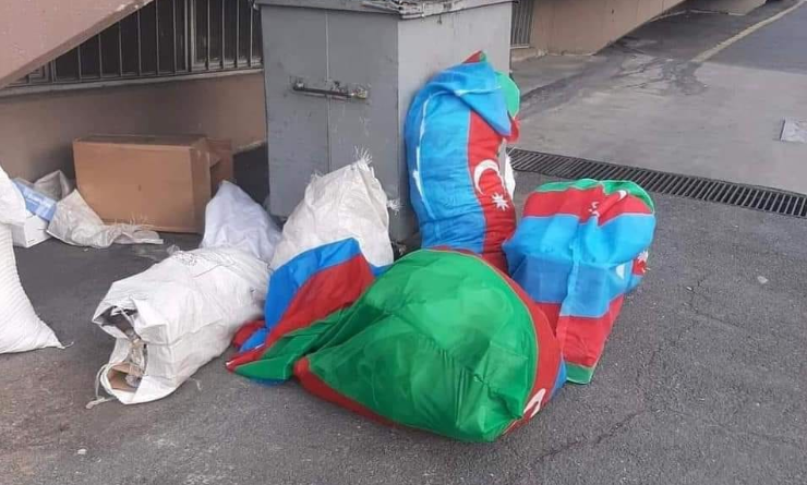 Azerbaycan’ın “kardeşi” Türkiye’de çöp, Azerbaycan bayrağının renkleriyle boyanmış çuvallarla