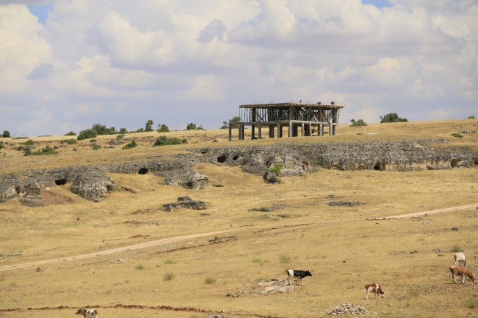 Tarihi alana kaçak yapı inşa edildi