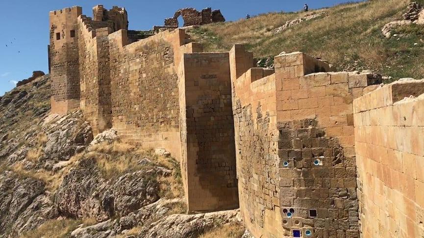 Bayburt (Baberd-‘Akunq’ web sitesi) Kalesi’nde tarihi kalıntı ve eserlere ulaşıldı