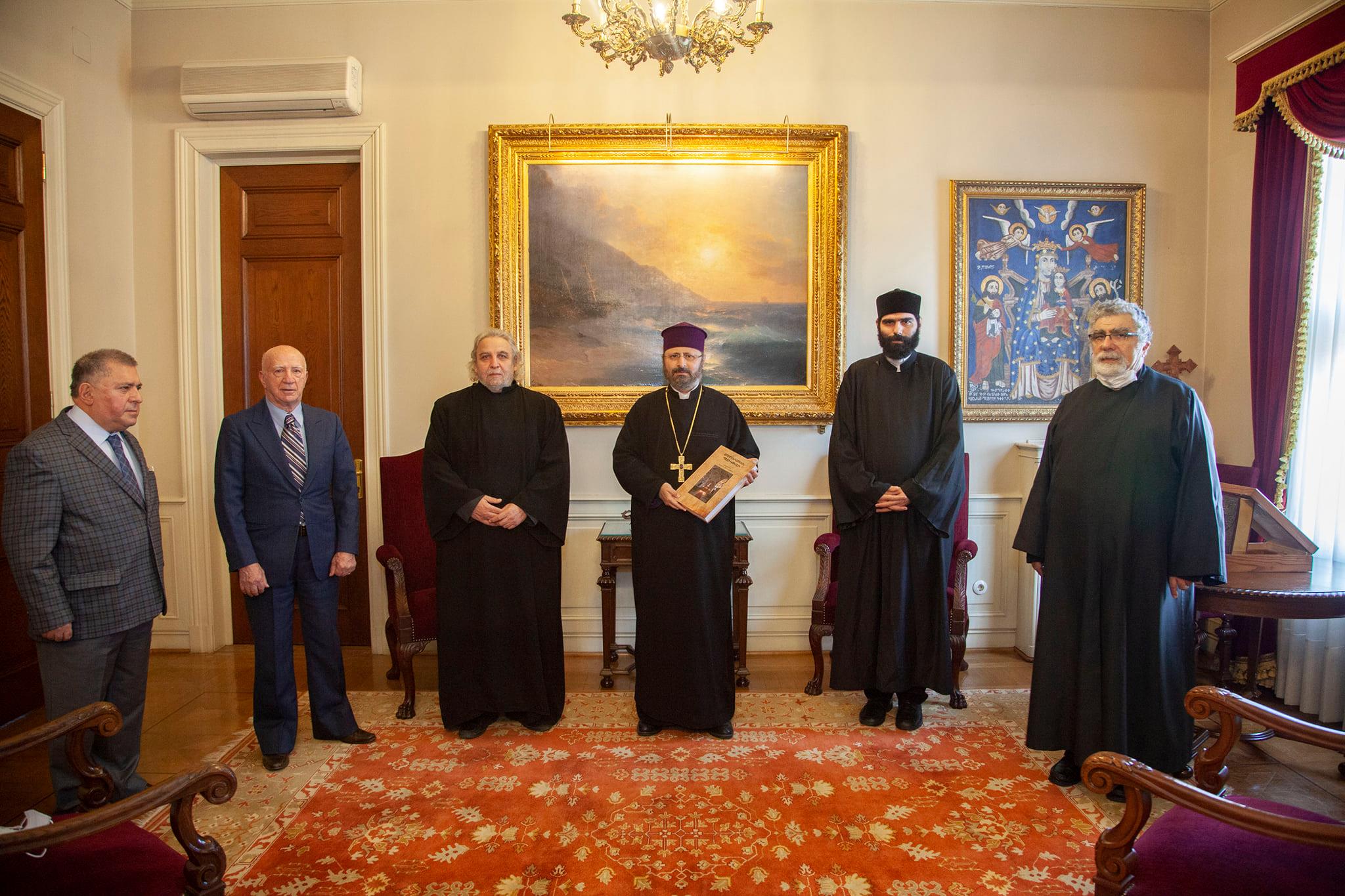 Yeni Yayınlanan Beşiktaş Anı Kitabının İlk Nüshası Kadasetli Patrik Hazretlerine Takdim Edildi
