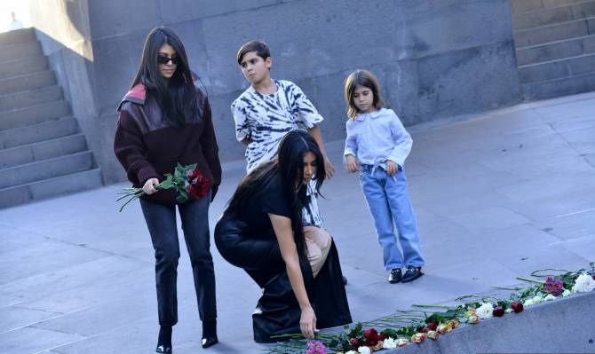 Kim ve Courtney Kardashianlar ve başka Ermeni ünlüler Biden’e yönelik Ermeni Soykırımı’nı tanıma çağrısına katıldı