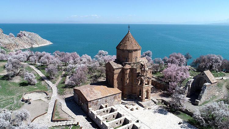 Akdamar (Akhtamar-‘Akunq’ web sitesi) Adası’nda ilkbahar güzelliği büyüledi
