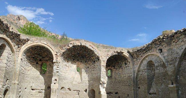 Sular çekilince tarihi kilise gün yüzüne çıktı