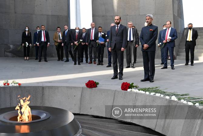 Hindistan Dışişleri Bakanı’ndan Ermeni Soykırımı Anıtı’na ziyaret