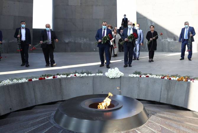 Gürcistan Anayasa Mahkemesi Başkanı, Ermeni Soykırımı kurbanlarının anısına saygı duruşunda bulundu