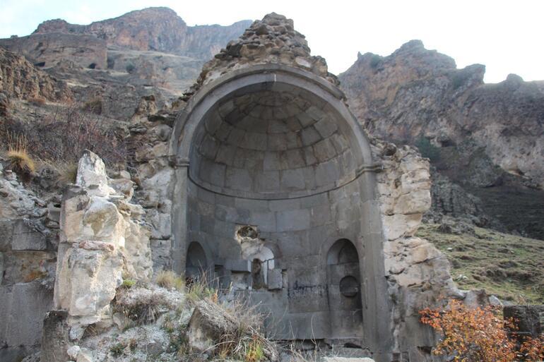 Etrafı kaya içi mağaralarla dolu Vank Kilisesi’ni defineciler harabeye çevirdi