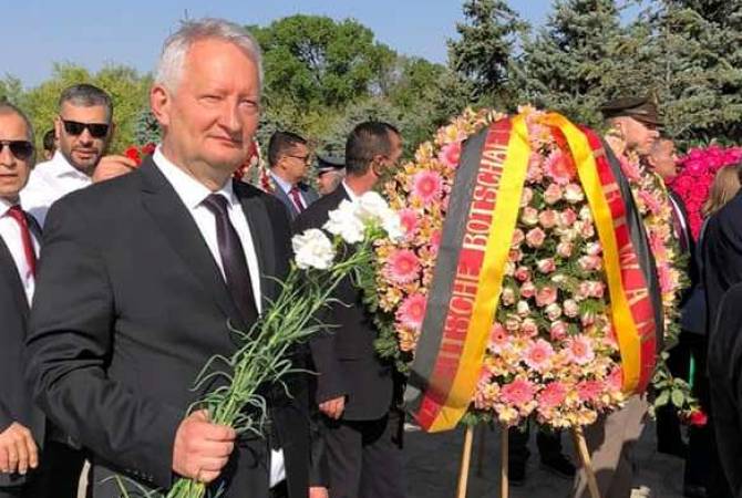 Almanya Büyükelçisi, Ermeni Soykırımı kurbanlarının anısına saygı duruşunda bulundu