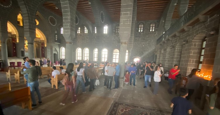 Hendek olaylarında zarar gördüğü için onarılan Ermeni kilisesine ziyaretçi akını