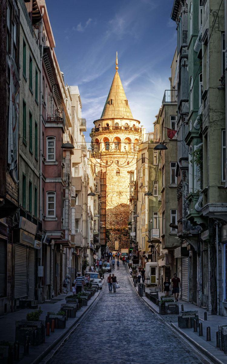 Ayasofya’nın ardından 700 yıllık Galata Kulesi için de tehlike çanları çalıyor