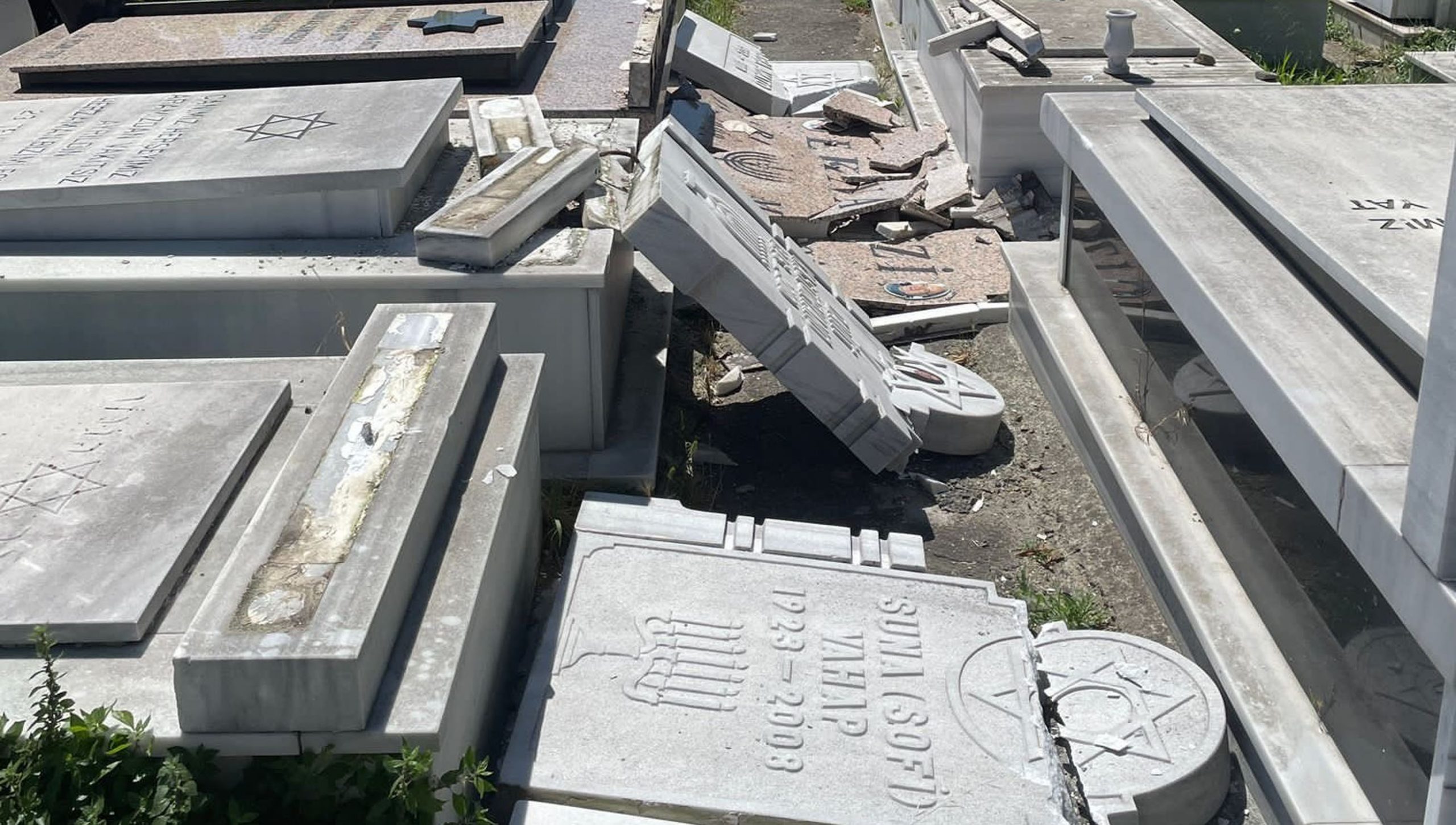 Hasköy Yahudi Mezarlığı’na saldırı: 36 mezar taşı tahrip edildi