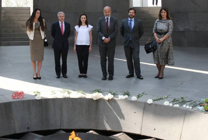 İspanya’nın yeni atanan Ermenistan Büyükelçisi Ermeni Soykırımı Anıtı’nı ziyaret etti