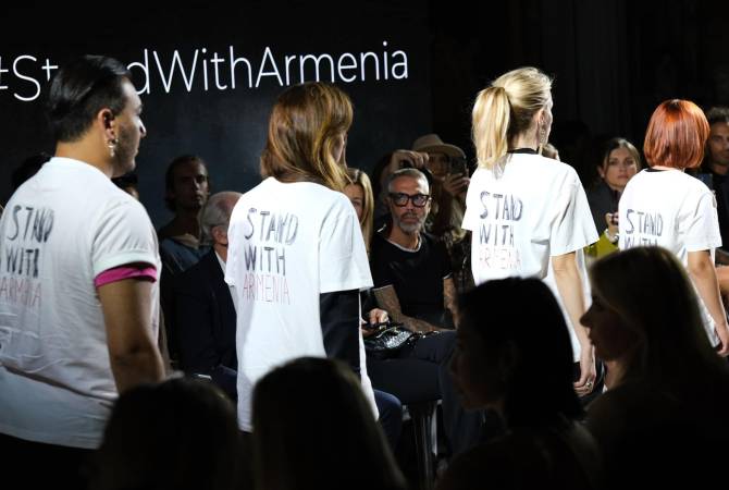 Milano moda haftası çerçevesinde Ermeni tasarımcılar, üzerinde “Stand with Armenia” yazılı tişörtler giyerek podyuma çıktı