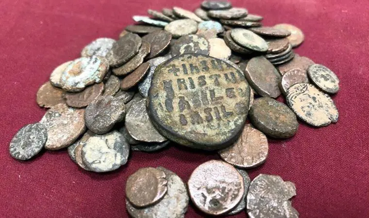 Yurt dışına kaçıracaklardı: İzmir’de 8 bin 194 sikke, 3 yüzük parçası, 26 obje ele geçirildi