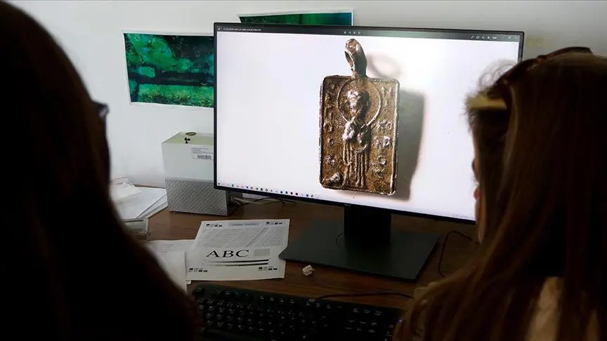 İznik Gölü’ndeki batık kilisede Aziz Nikolas figürlü kolye ucu bulundu