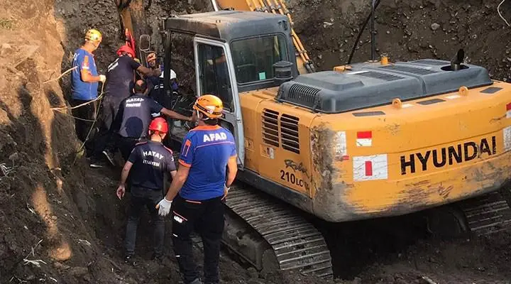 Hatay’da bir kişi, define aramak için kazdığı toprağın altında kaldı