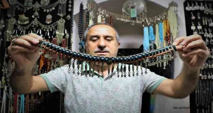 Yüzlerce yıllık eserleri 3 metrekarelik antikacı dükkanında satıyor