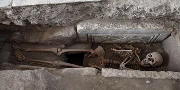 Antik kilisede kadın mezarı gizemi!