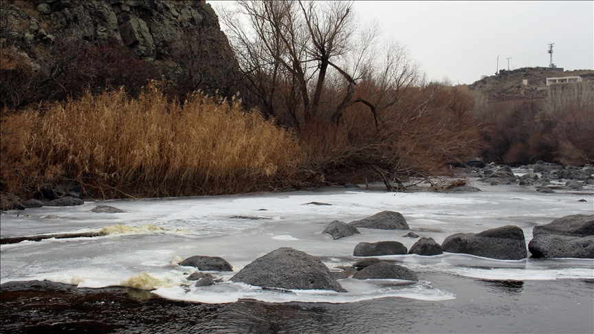 Türkiye-Ermenistan sınırındaki Arpaçay (Akhuryan-‘Akunq’ web sitesi) Nehri kısmen buz tuttu