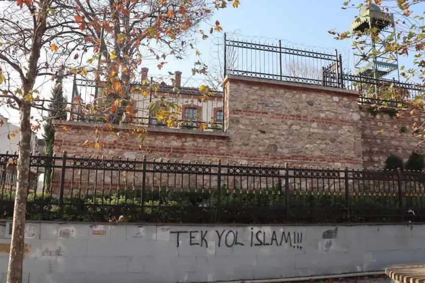 Kilise duvarına ‘Tek yol İslam’ yazılaması yapıldı
