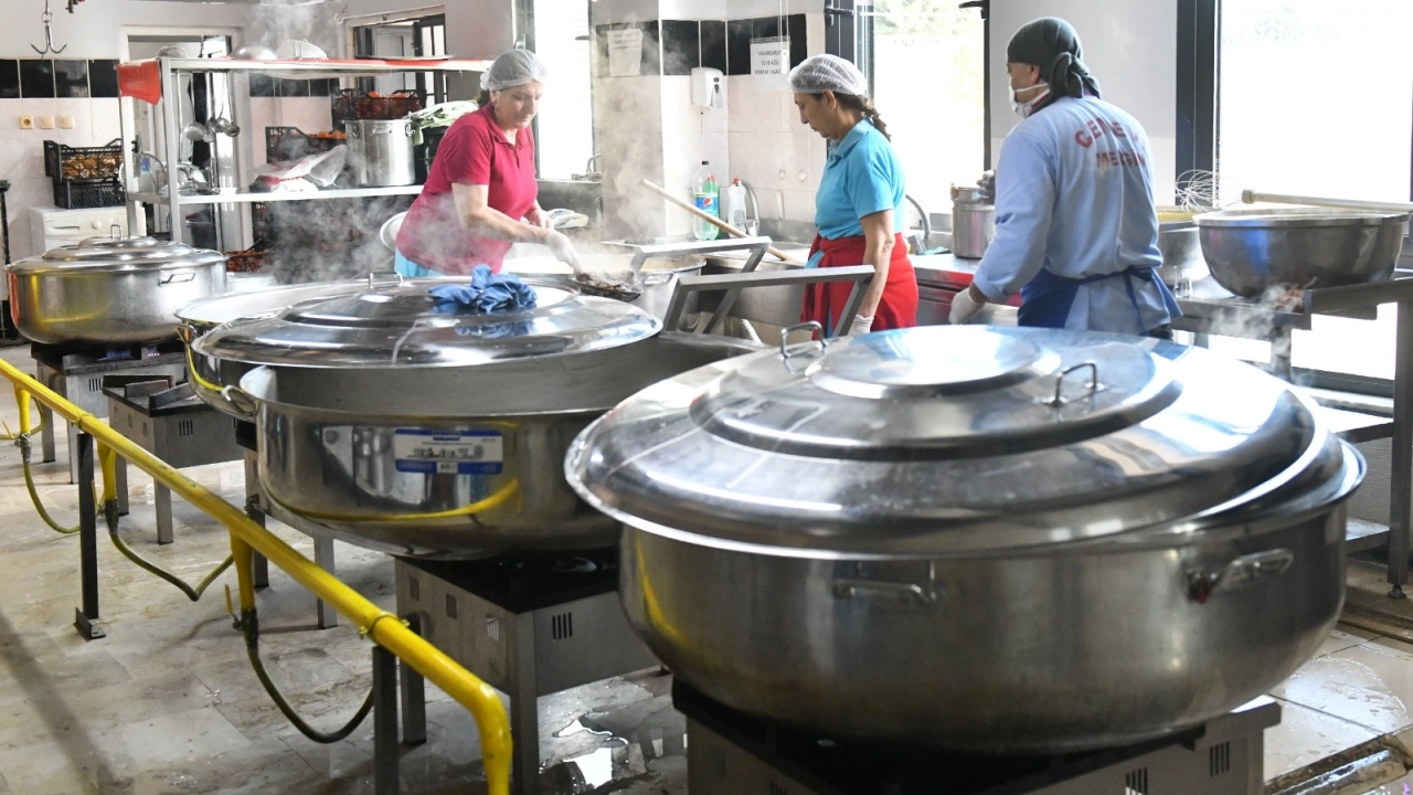 Cemevinde pişiyor, kilisede depremzedelere ikram ediliyor