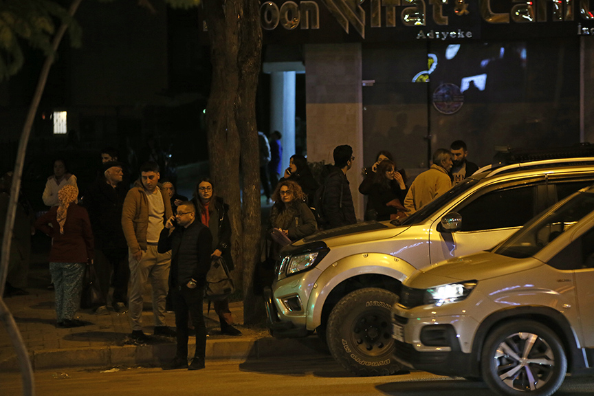 Hatay’da ardarda 6,4 ve 5,8’lik depremler: Can kayıpları var