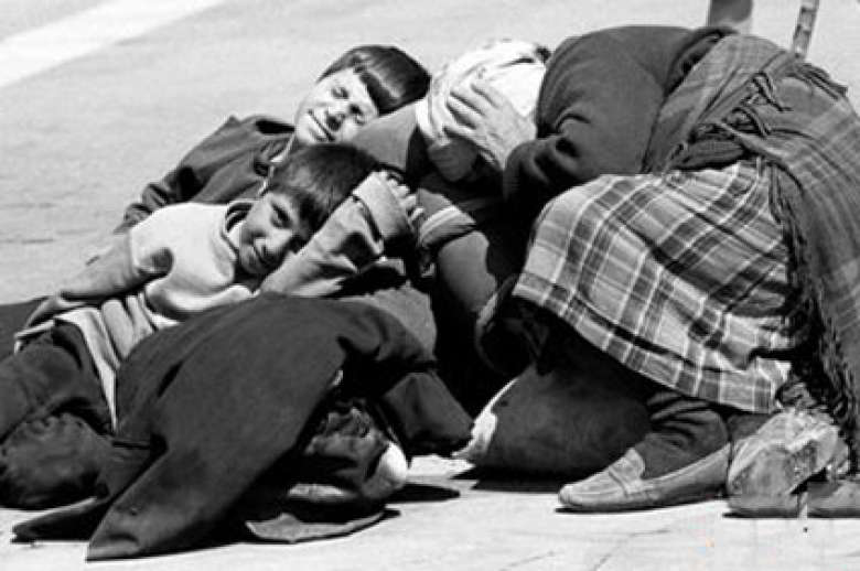 ABD’nin Ermenistan Büyükelçiliği, Sumgayıt katliamında hayatını kaybeden Ermenilerin anısına saygı duruşunda bulundu