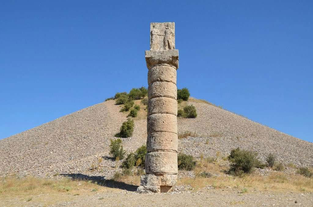 Adıyaman’da tarihi tümülüsteki tokalaşma sütunu depremde yıkıldı