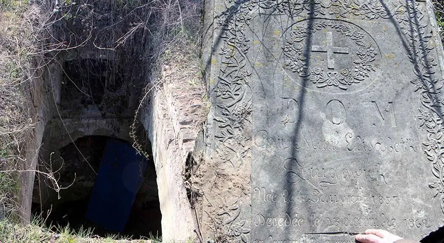 Edirne’de kendi kaderine terk edilmiş Katolik mezarlığını defineciler tahrip etti