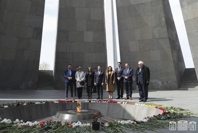 Polonyalı milletvekilleri, Ermeni Soykırımı Anıtı’nı ziyaret etti