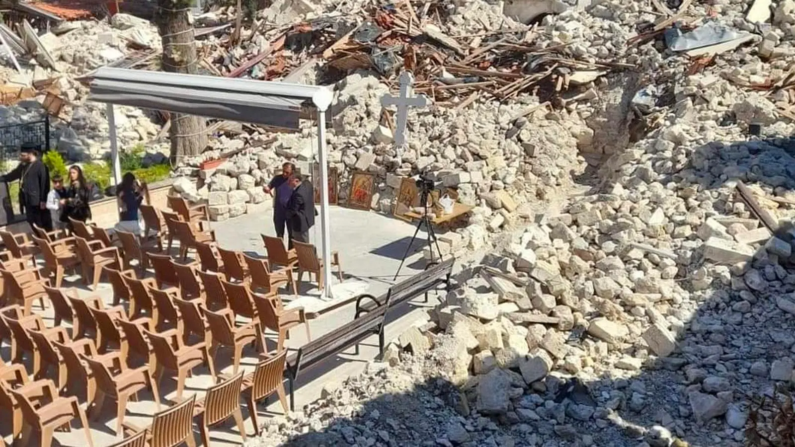 Hatay’da Paskalya ayini, depremde yıkılan Antakya Kilisesi’nin önünde yapıldı