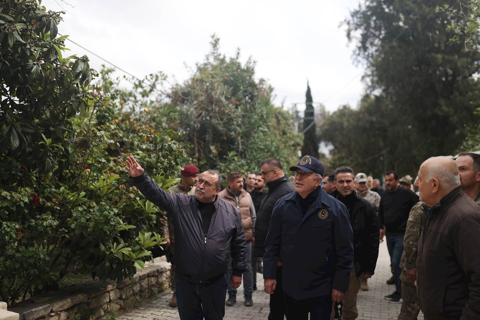 Bakan Akar Samandağ’ın köylerinde incelemelerde bulundu