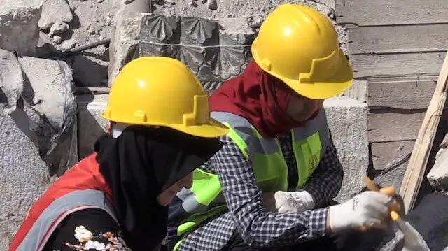 Depremden etkilenen Hatay’ın tarihi eserleri gönüllü kadınların yardımıyla korumaya alınıyor