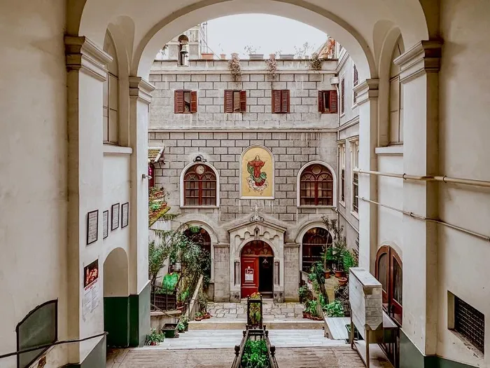 İstiklal Caddesi’nin saklı kilisesi: Santa Maria Draperis
