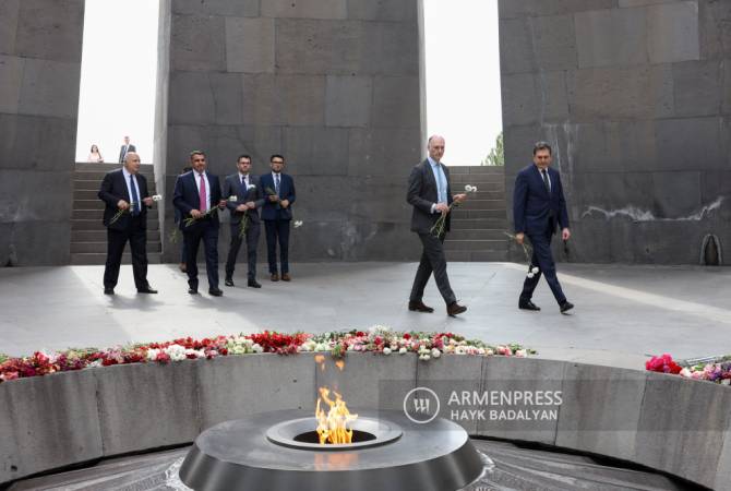 Birleşik Krallık bakanı Tsitsernakaberd’i ziyaret etti