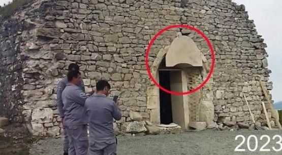 Azerbaycanlı vandaller tarafından Hadrut’taki Kavak Ermeni Manastırının girişini “onarım” adı altında saldırıya uğradı