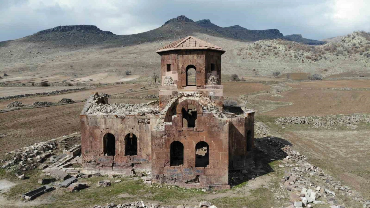 Kapadokya’nın gizli hazinesi 500 yıllık Kızıl Kilise ziyaretçilerini cezbediyor