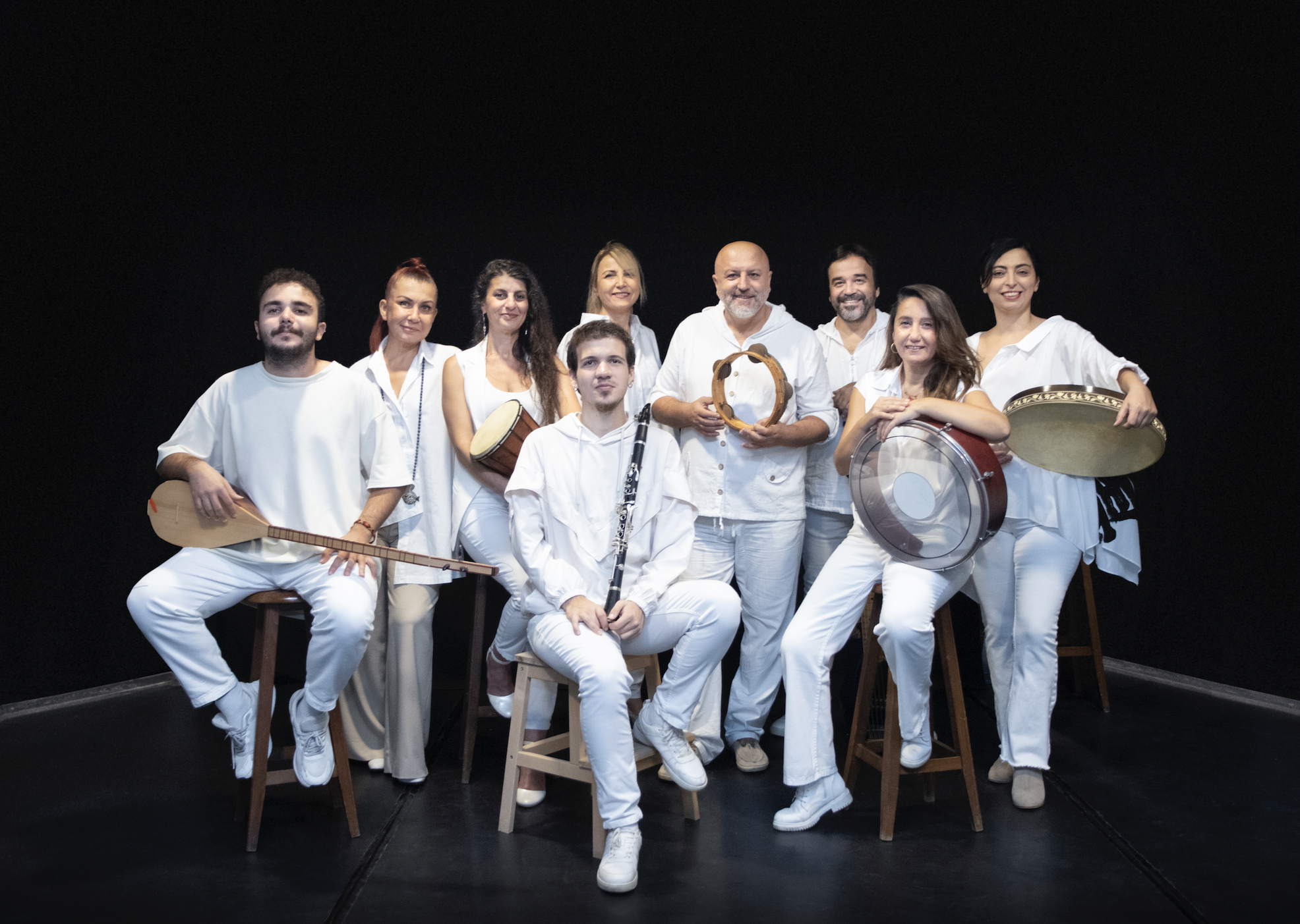 Kardeş Türküler, ‘Kıyıda’ gösterisiyle sahnede