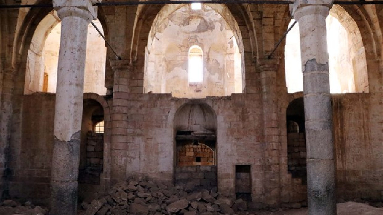 Tarihi Germuş Kilisesi’nin çatısı çöktü