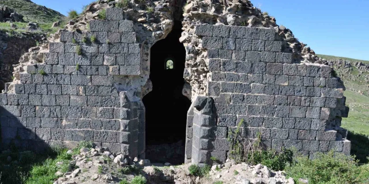 Kars’ta defineciler kilisede kazılmadık yer bırakmadı