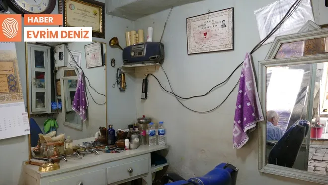 Diyarbakır’ın ‘sığdığı’ dükkanda 69 yıldır berberlik yapıyor
